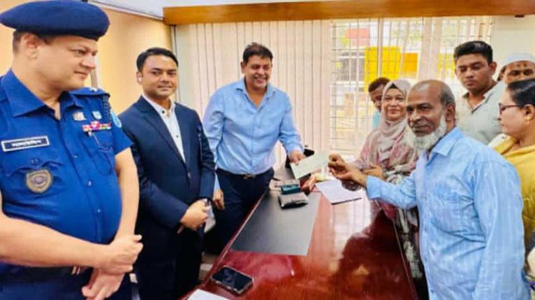 নারায়ণগঞ্জ ১ আসনের এমপি দিপু ভূঁইয়ার চেক বিতরণ