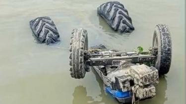 ট্রাক্টরসহ পদ্মা নদীতে পড়ে চালকের মৃত্যু
