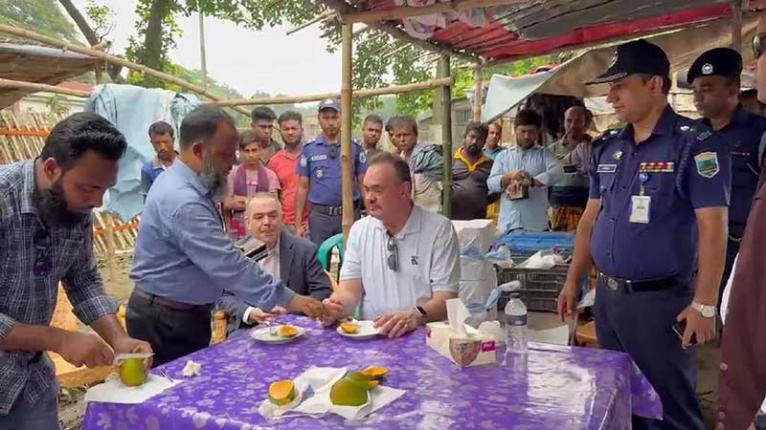 রাজশাহীর আম খেয়ে মুগ্ধ মার্কিন রাষ্ট্রদূত, বললেন অসাধারণ