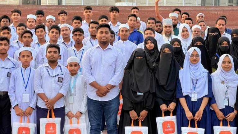 ১৫৩ শিক্ষার্থীকে সংসদ ভবন ঘুরে দেখালেন হাসনাত