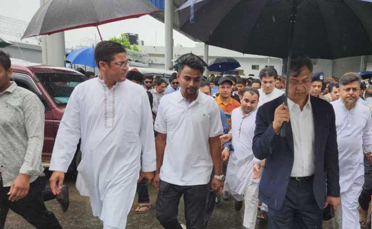 প্রধানমন্ত্রীকে স্বাগত জানাতে কক্সবাজার বিমানবন্দরে স্বরাষ্ট্রমন্ত্রী