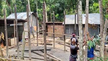বোয়ালমারীতে গরীবের পুড়ে যাওয়া ঘর ২ লক্ষ টাকা খরচ করে বানিয়ে দিলেন ইউপি চেয়ারম্যান প্রার্থী