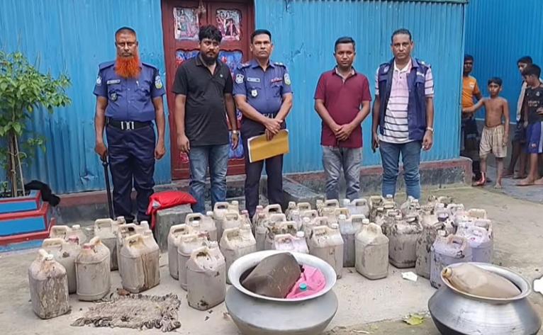 জামালপুরে বিপুল পরিমাণ চোলাই মদ ও উপকরণসহ প্রদীপ দাস গ্রেপ্তার