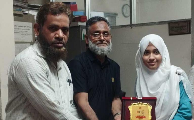 কালকিনিতে জাতীয় শিক্ষা সপ্তাহে ইংরেজি বক্তব্য ও রচনায় শ্রেষ্ঠ শিক্ষার্থী জাফনা সুলতানা