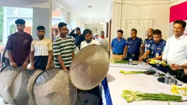 সালথায় শান্তির বার্তা: স্বেচ্ছায় অস্ত্র জমা, ফুল দিয়ে বরণ করল প্রশাসন