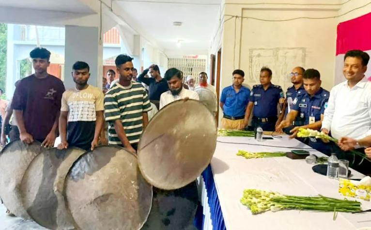 সালথায় শান্তির বার্তা: স্বেচ্ছায় অস্ত্র জমা, ফুল দিয়ে বরণ করল প্রশাসন