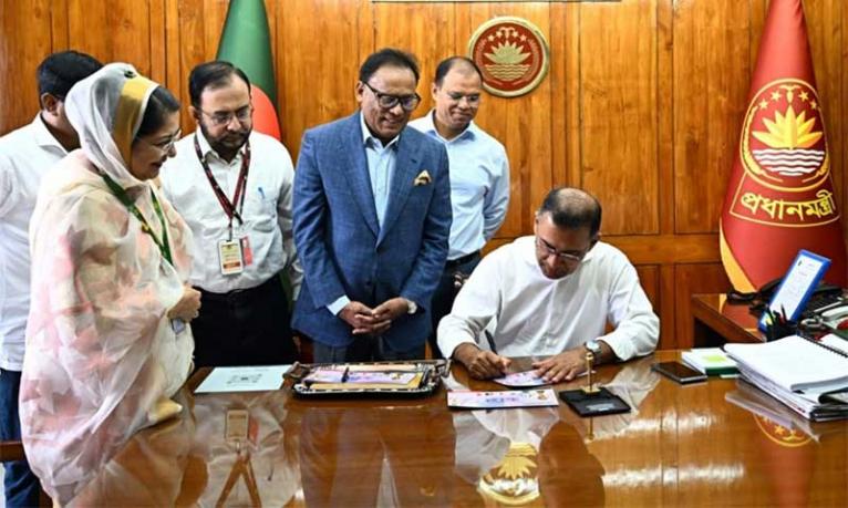 বিশ্বকাপ ফুটবল উপলক্ষে স্মারক ডাকটিকিট উন্মোচন প্রধানমন্ত্রীর