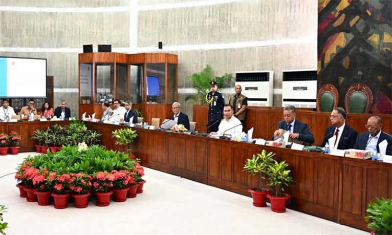 মন্ত্রিপরিষদ সভায় সভাপতিত্ব করছেন প্রধানমন্ত্রী