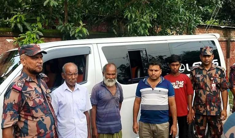 সীমান্তের সেই বৃদ্ধকে পরিবারের কাছে হস্তান্তর