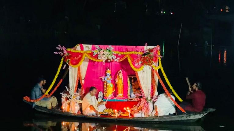 ফরিদপুরে বন্ধু কুন্ডে শ্রীশ্রী রাধাকৃষ্ণের নৌকা বিহার অনুষ্ঠিত