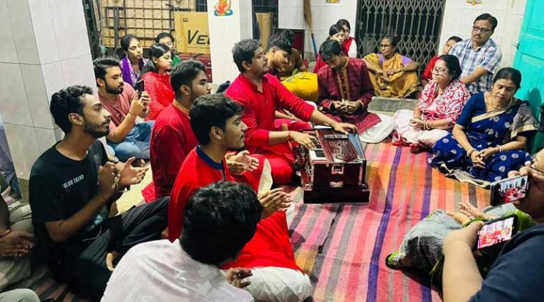 ফরিদপুরের পুরাতন কালীবাড়িতে সোমবতী অমাবস্যা উপলক্ষে কালীকীর্তন ও মাতৃবন্দনা অনুষ্ঠিত