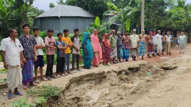 ফরিদপুরে ২০ বছরের কাঁচা রাস্তায় ভোগান্তিতে ১০ গ্রামবাসী, পাকাকরণের দাবিতে মানববন্ধন