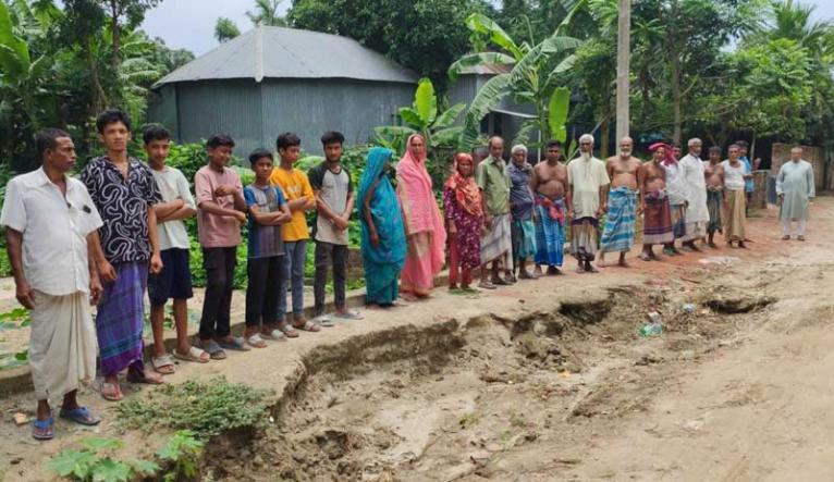 ফরিদপুরে ২০ বছরের কাঁচা রাস্তায় ভোগান্তিতে ১০ গ্রামবাসী, পাকাকরণের দাবিতে মানববন্ধন