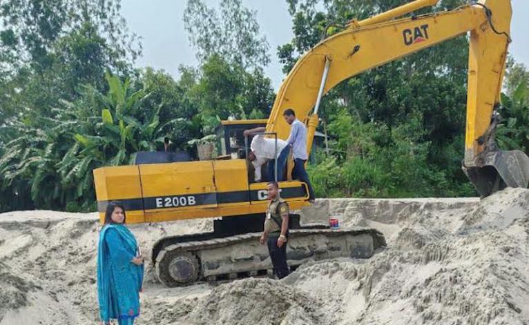 সরিষাবাড়ীতে যমুনা নদীতে অভিযান,অবৈধ বালু উত্তোলনের ড্রেজার ও পাইপ ধ্বংস
