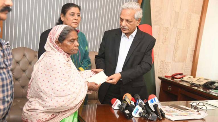 ফরিদপুরের লাইলী বেগমকে ৩ লাখ টাকার অনুদান প্রদান করল সরকার 