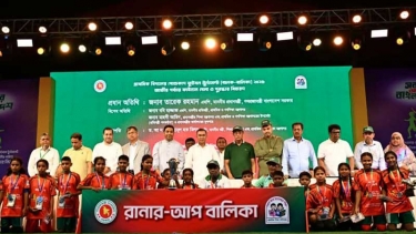 প্রধানমন্ত্রীর হাত থেকে ট্রফি নেওয়া সাধারণ ঘটনা নয় : তথ্য প্রতিমন্ত্রী