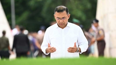 দেশে ফিরেই বাবা-মায়ের কবর জিয়ারত প্রধানমন্ত্রীর