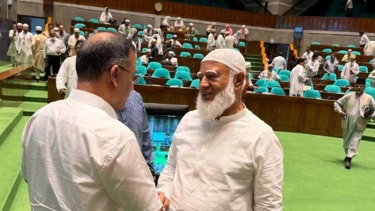 প্রধানমন্ত্রী ও বিরোধী দলীয় নেতার কুশল বিনিময়