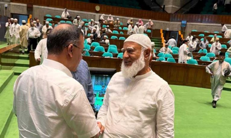 প্রধানমন্ত্রী ও বিরোধী দলীয় নেতার কুশল বিনিময়