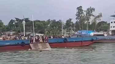 দৌলতদিয়ায় নিয়ন্ত্রণ হারিয়ে বাস নদীতে, মন্ত্রণালয়ের সিদ্ধান্তে রক্ষা পেল যাত্রীরা