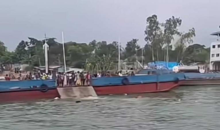 দৌলতদিয়ায় নিয়ন্ত্রণ হারিয়ে বাস নদীতে, মন্ত্রণালয়ের সিদ্ধান্তে রক্ষা পেল যাত্রীরা