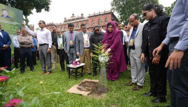 জেডআরএফ-এর বৃক্ষরোপণ কর্মসূচি ও বিজ্ঞান মেলার উদ্বোধন করলেন ডা. জুবাইদা রহমান