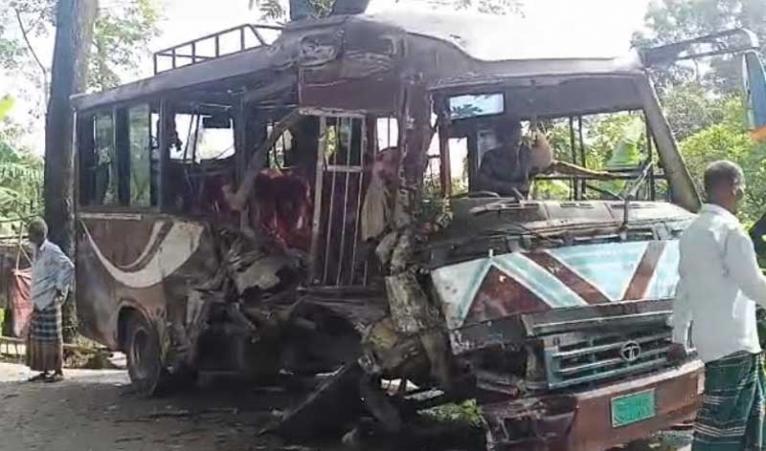 কালকিনিতে দুই বাসের মুখোমুখি সংঘর্ষ,আহত ২০