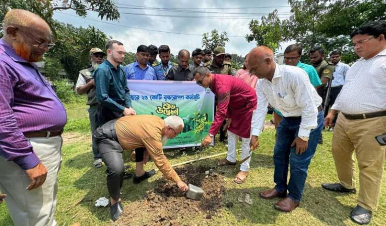 ফরিদপুর রাজেন্দ্র কলেজে বৃক্ষরোপণ কর্মসূচির উদ্বোধন জেলা প্রশাসকের