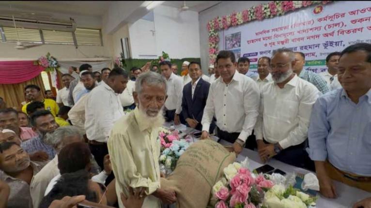 রূপগঞ্জে দিপু ভূঁইয়ার ত্রাণসামগ্রী বিতরণ
