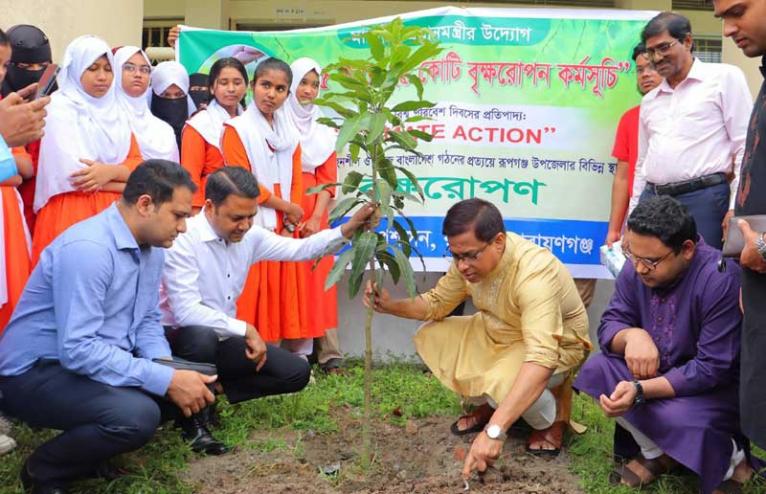 রূপগঞ্জে ‘৫ বছরে ২৫ কোটি বৃক্ষরোপণ’ কর্মসূচির আওতায় ফলজ গাছ রোপণ করলেন ডিসি