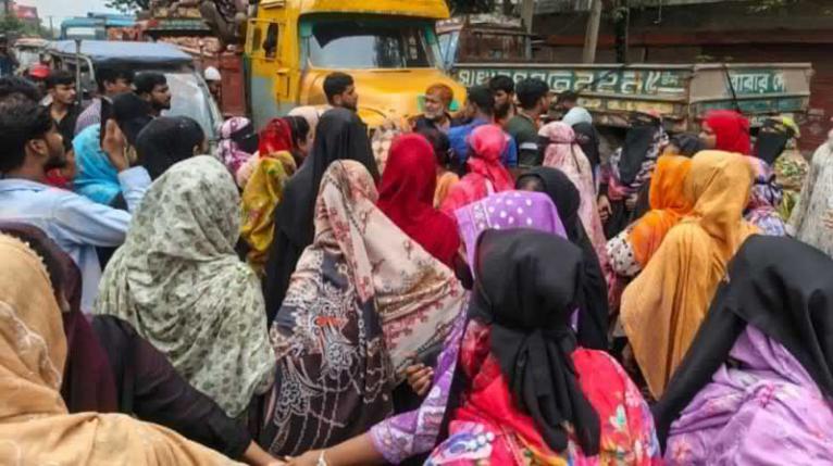 ফতুল্লায় গার্মেন্টসে বয়লার বিস্ফোরণে আহত ১৫, শ্রমিকদের সড়ক অবরোধ
