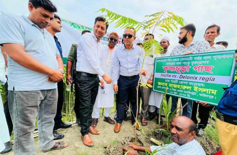 সালথায় খাল পুনঃখনন প্রকল্পের কাজ পরিদর্শন করলেন জেলা প্রশাসক