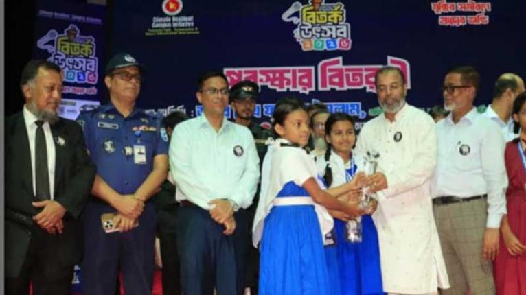 নারায়ণগঞ্জ সদর উপজেলার বিতর্ক প্রতিযোগিতার বিজয়ীদের হাতে পুরস্কার তুলে দেন প্রতিমন্ত্রী