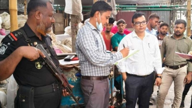 ডিএনডি খাল দূষণের দায়ে আকবর ডাইং-কে ৫০ হাজার টাকা জরিমানা