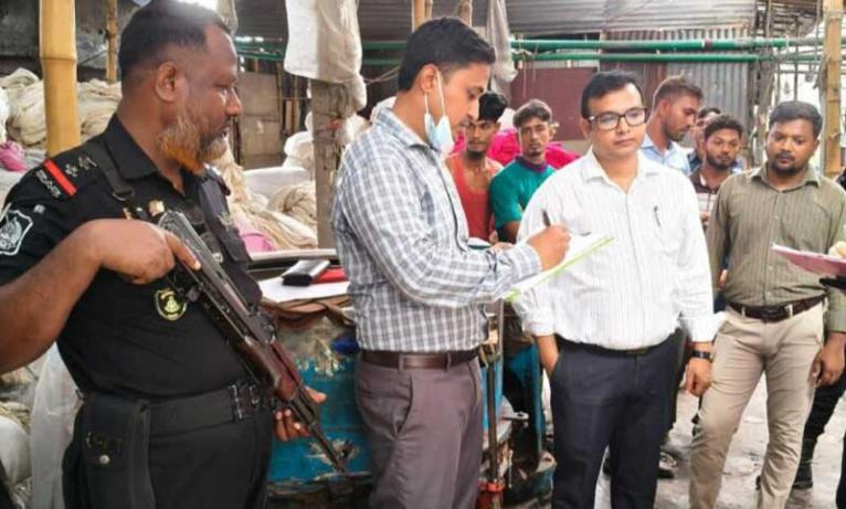 ডিএনডি খাল দূষণের দায়ে আকবর ডাইং-কে ৫০ হাজার টাকা জরিমানা