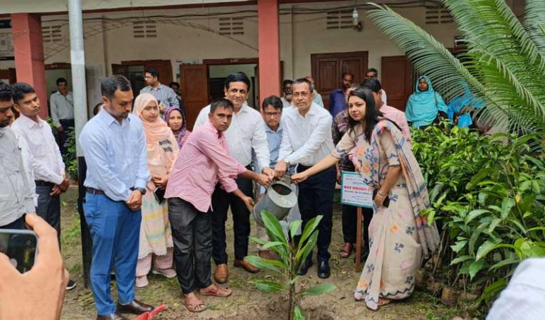 “এক শিশু, এক গাছ—সবুজ হোক আগামীর আকাশ” স্লোগানে ফরিদপুর সদরে বৃক্ষরোপণ কর্মসূচি