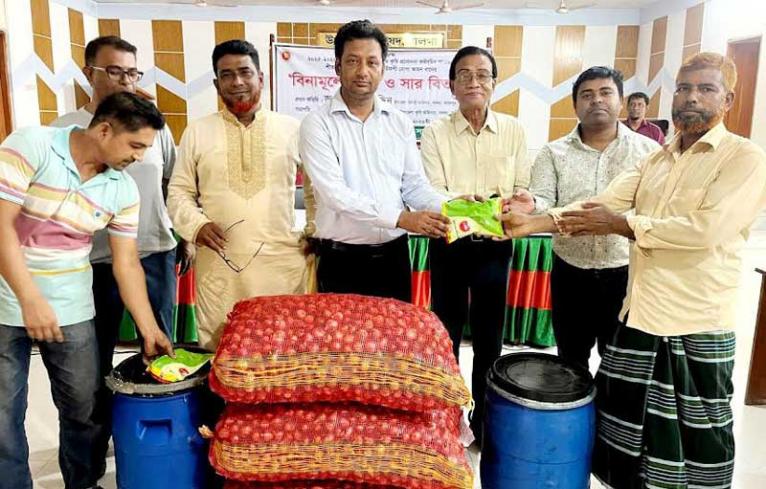 সালথায় কৃষি প্রণোদনায় ২ হাজার ৪৩০ কৃষকের হাতে বিনামূল্যে বীজ ও সার