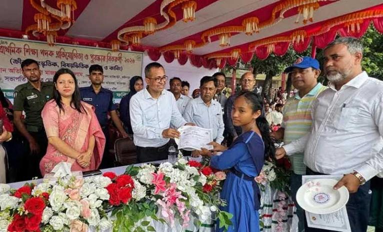 ফরিদপুরে প্রাথমিক শিক্ষা পদক প্রতিযোগিতা ও পুরস্কার বিতরণ
