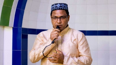 নারায়ণগঞ্জ কেন্দ্রীয় জামে মসজিদে জুমার নামাজ আদায় করলেন জেলা প্রশাসক মোঃ রায়হান কবির