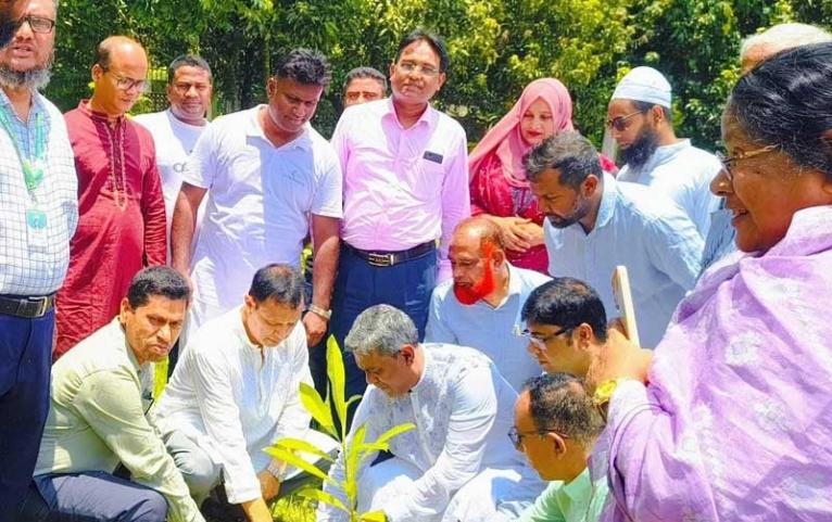 বিশ্ব পরিবেশ দিবস উপলক্ষে ফরিদপুর জেলা পরিষদের বৃক্ষরোপণ ও চারা বিতরণ