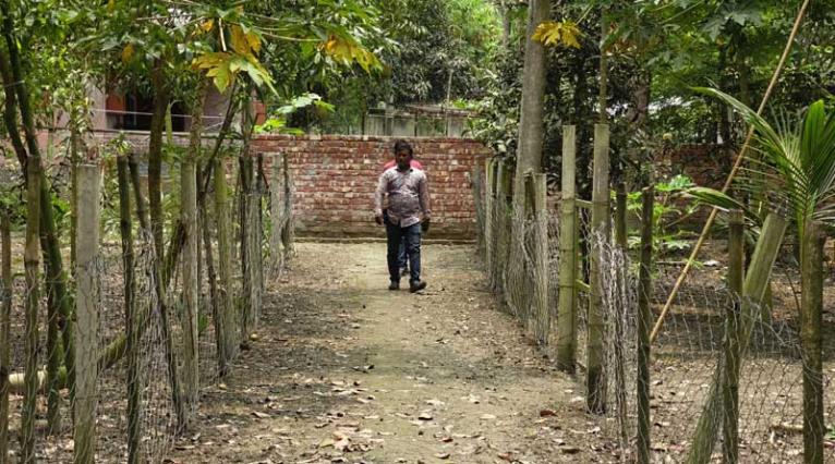 সরিষাবাড়ীতে সরকারি ম্যাপের রাস্তা বন্ধ করে বৃদ্ধা ও শিশুকে গৃহবন্দী করার অভিযোগ