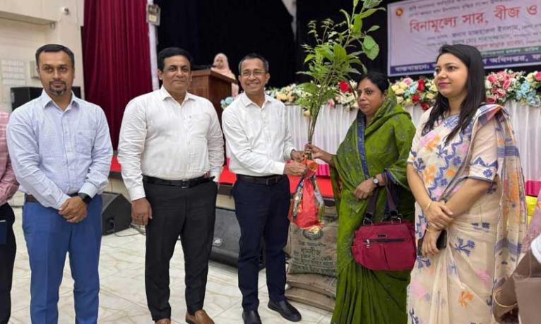 ফরিদপুরে কৃষি সম্প্রসারণ অধিদপ্তর ও বিআরডিবির উদ্যোগে বিনামূল্যে সার, বীজ ও গাছের চারা বিতরণ