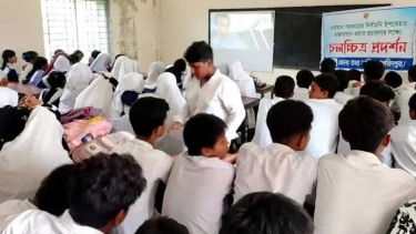 বর্তমান সরকারের নির্বাচনী ইশতেহার বাস্তবায়নে ফরিদপুরে জেলা তথ্য অফিসের চলচ্চিত্র প্রদর্শনী