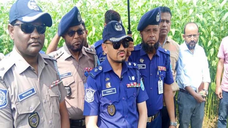 বোয়ালমারীতে হত্যা মামলার তদন্তে ঘটনাস্থল পরিদর্শনে পুলিশ সুপার