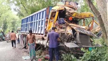 মাদারীপুরে বালুবাহী ট্রাক ও পত্রিকার পিকআপের সংঘর্ষ: চালক নিহত, আহত ৪ জনের অবস্থা আশঙ্কাজনক