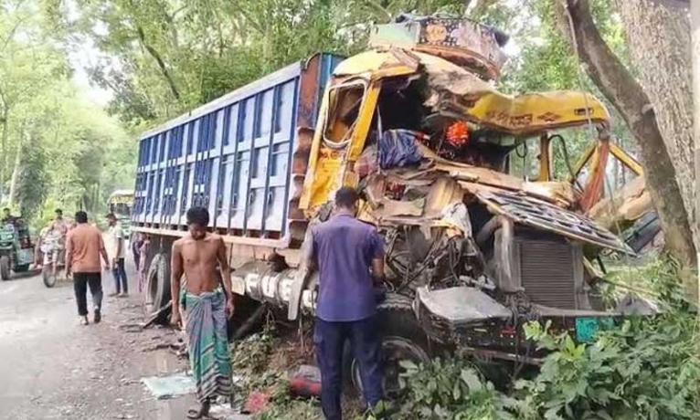 মাদারীপুরে বালুবাহী ট্রাক ও পত্রিকার পিকআপের সংঘর্ষ: চালক নিহত, আহত ৪ জনের অবস্থা আশঙ্কাজনক