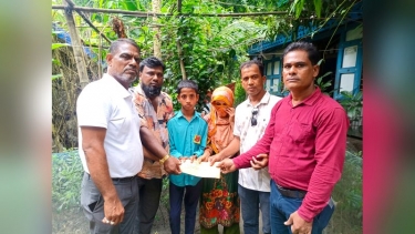 মাদারীপুরের কালকিনি ডাস‌ারের দুই প‌রিবার‌কে সহ‌যো‌গিতার হাত বা‌ড়ি‌য়ে দি‌লেন এম‌পি খোকন
