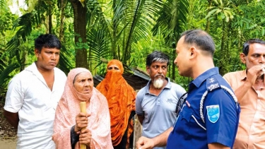 ভরণপোষণ থেকে বঞ্চিত বৃদ্ধা মা, নিজের ভিটায় থাকার অধিকার ফিরে পেতে প্রশাসনের দ্বারস্থ
