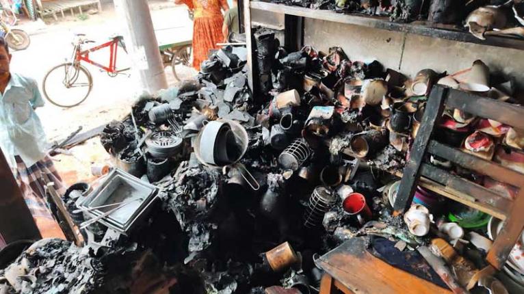 জামালপুরে গিফট কর্নারে ভয়াবহ অগ্নিকাণ্ড: ১৫ লাখ টাকার ক্ষতি