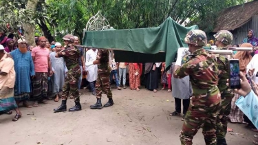 ​বরিশালে বিদ্যুৎস্পৃষ্টে নিহত সেনা সার্জেন্ট সেলিমের লাশ সরিষাবাড়ীতে রাষ্ট্রীয় মর্যাদায় দাফন
